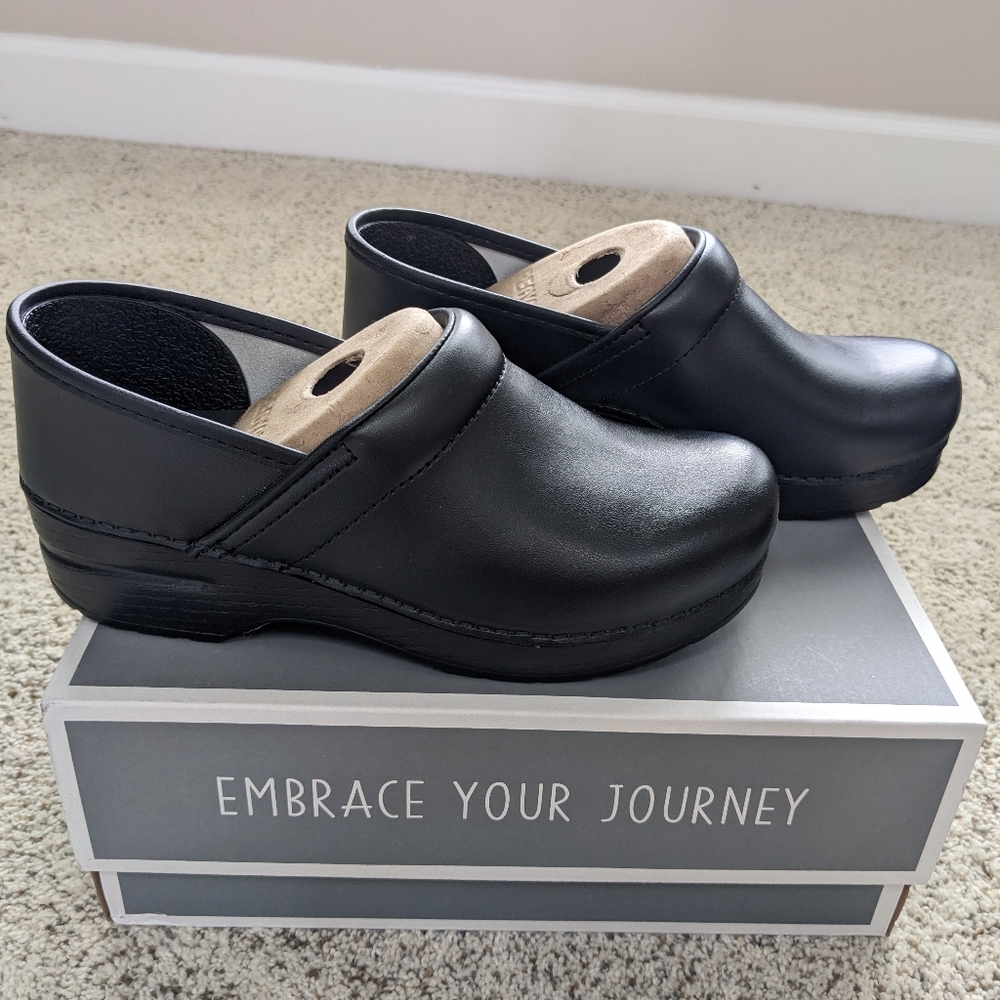 NEW Dansko Professional Box Clogs Size 38 Black